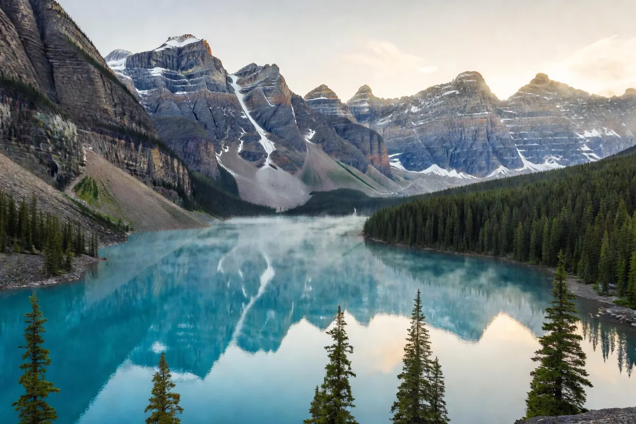 Brume matinale sur le lac Moraine à Banff, reflets des Rocheuses dans l’eau turquoise