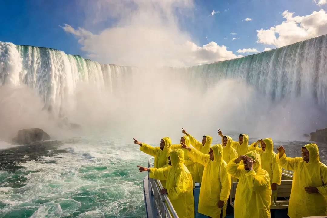 Touristes en ponchos jaunes sur le bateau Niagara City Cruises face aux chutes